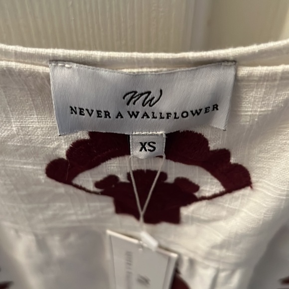 NWT Never A Wallflower Embroidered Seashell Top Size XS - Picture 3 of 4